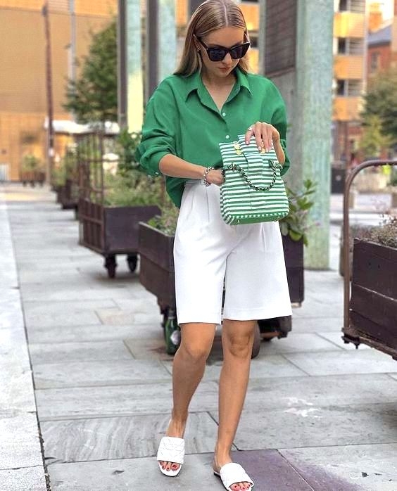 白色百慕達短褲非常適合夏天，看上去很清爽。