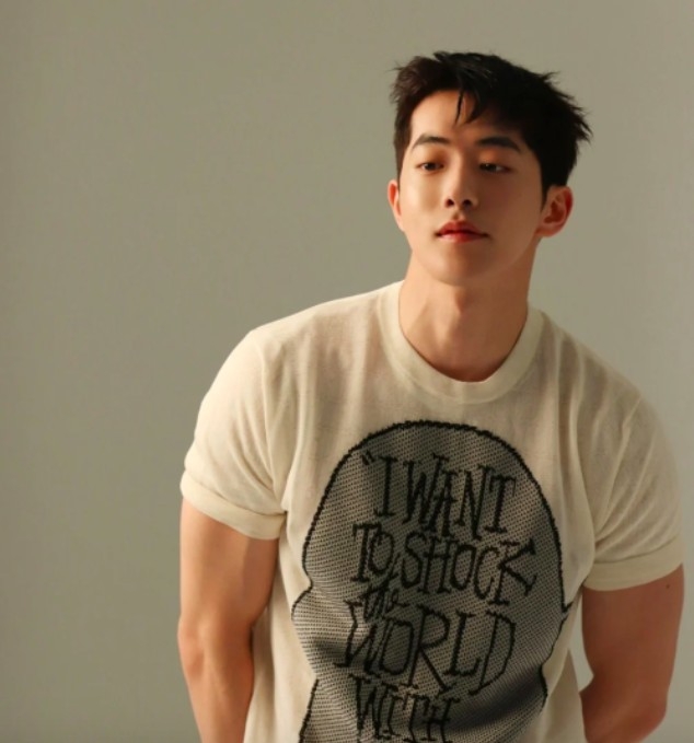 南柱赫手臂肌快撐爆袖子