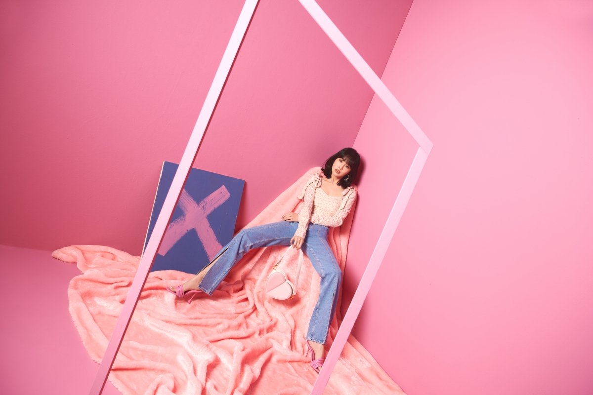 Top/ H&M、Pants/ Bershka、Bag/ CHARLES & KEITH、Shoes/ ZARA、Earrings/ H&M