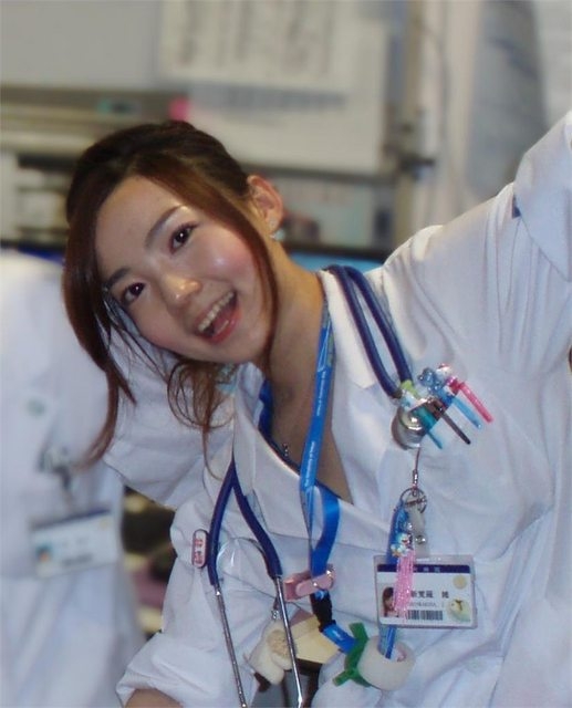 愛新覺羅 維年輕時代擔任實習醫師的照片