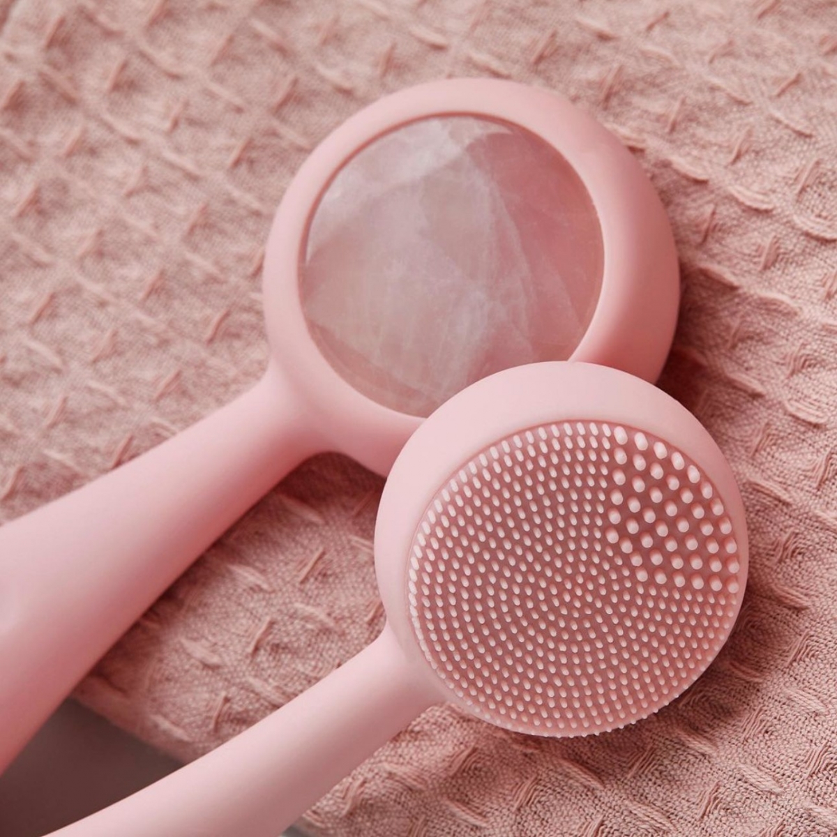 玫瑰粉晶嵌入美膚儀上