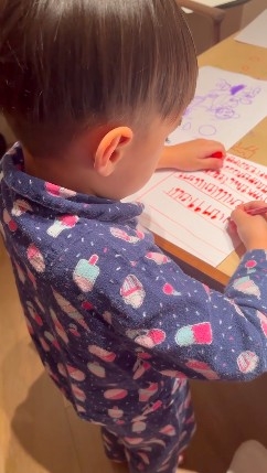 Romeo在白紙上畫上多個音符