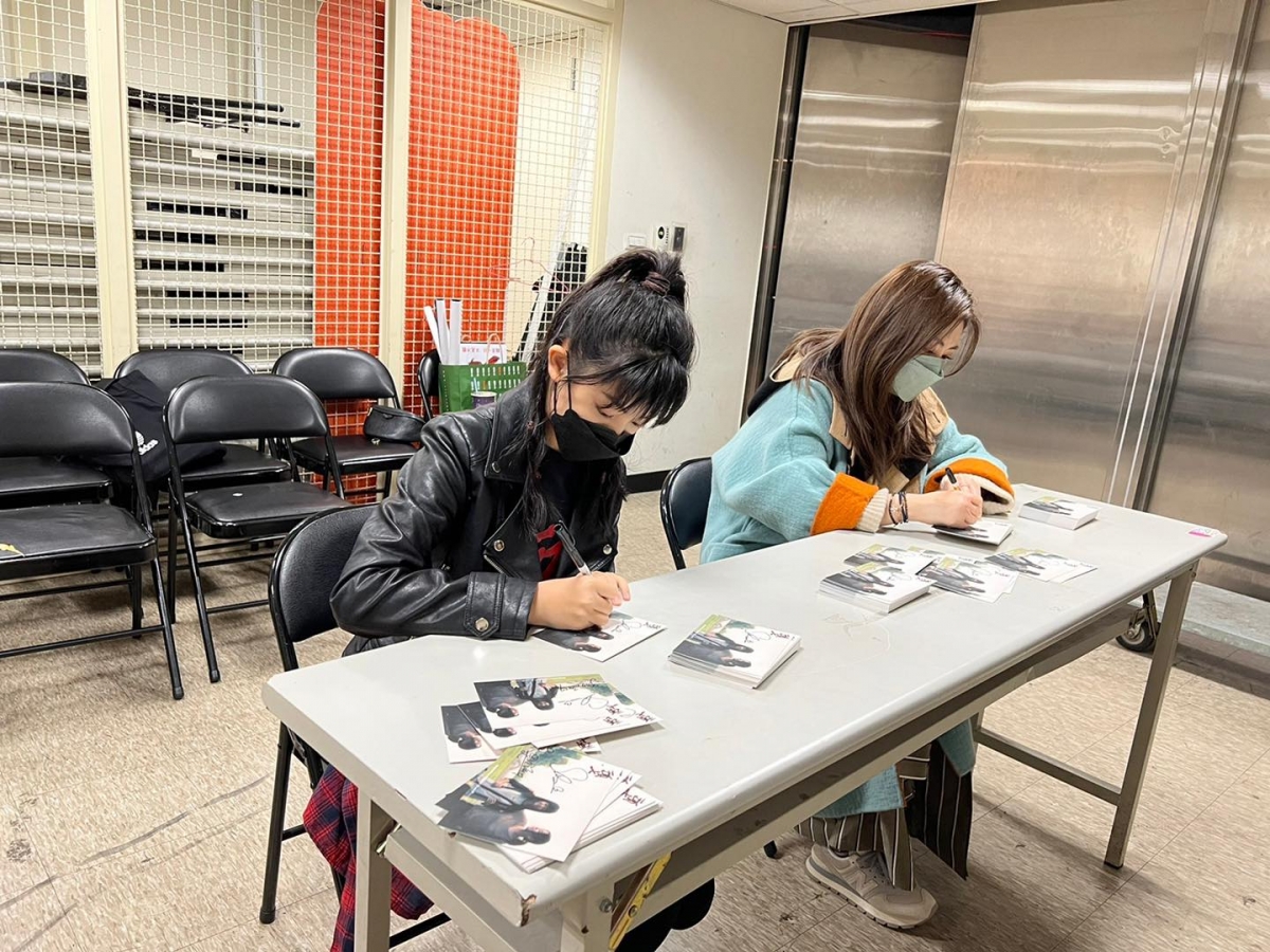 Selina與「小嘉玲」吳以涵狂簽名