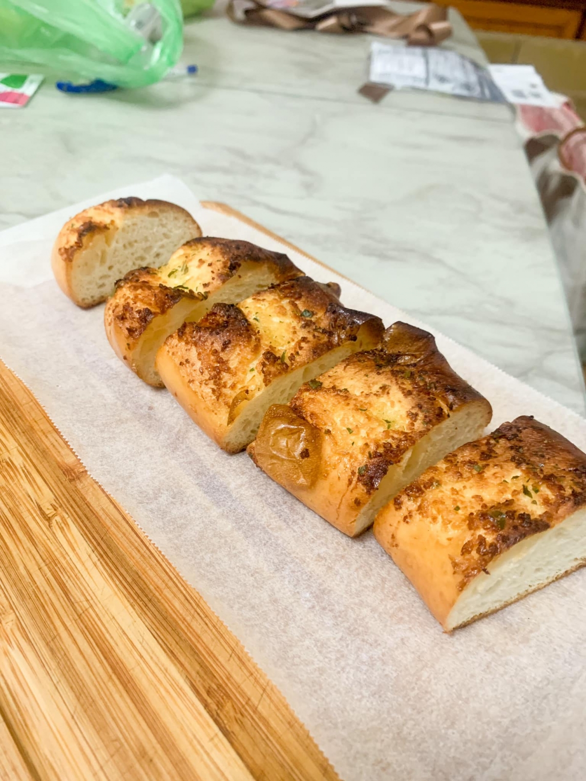 來吧!營業中大蒜麵包家樂福