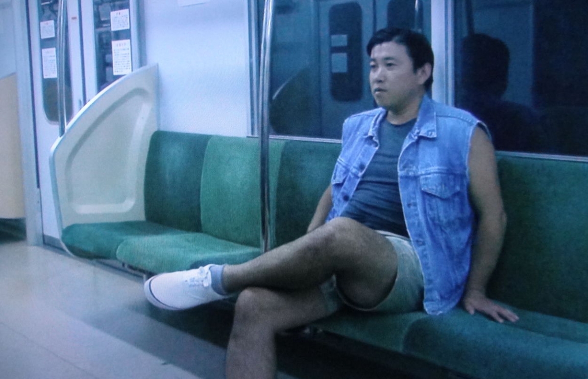 〈深夜的末班車〉講述終於趕上末班電車的男人所經歷的怪奇事件。