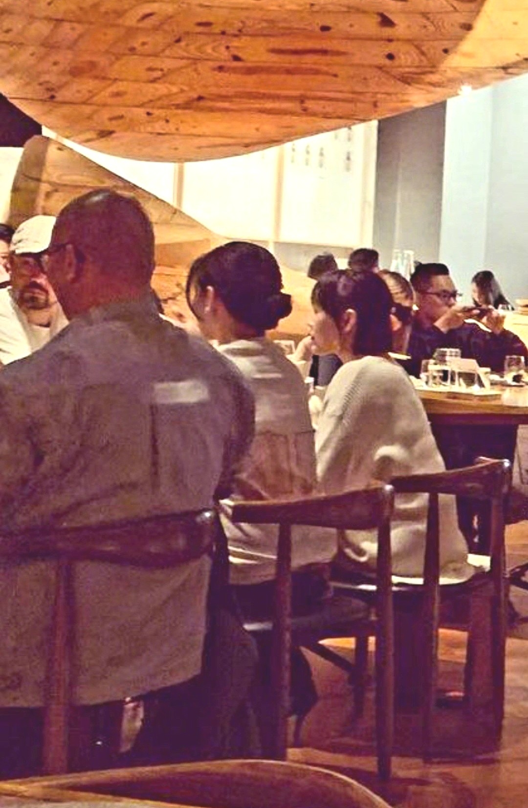 大S和具俊曄、小S一起在知名高檔餐廳用餐