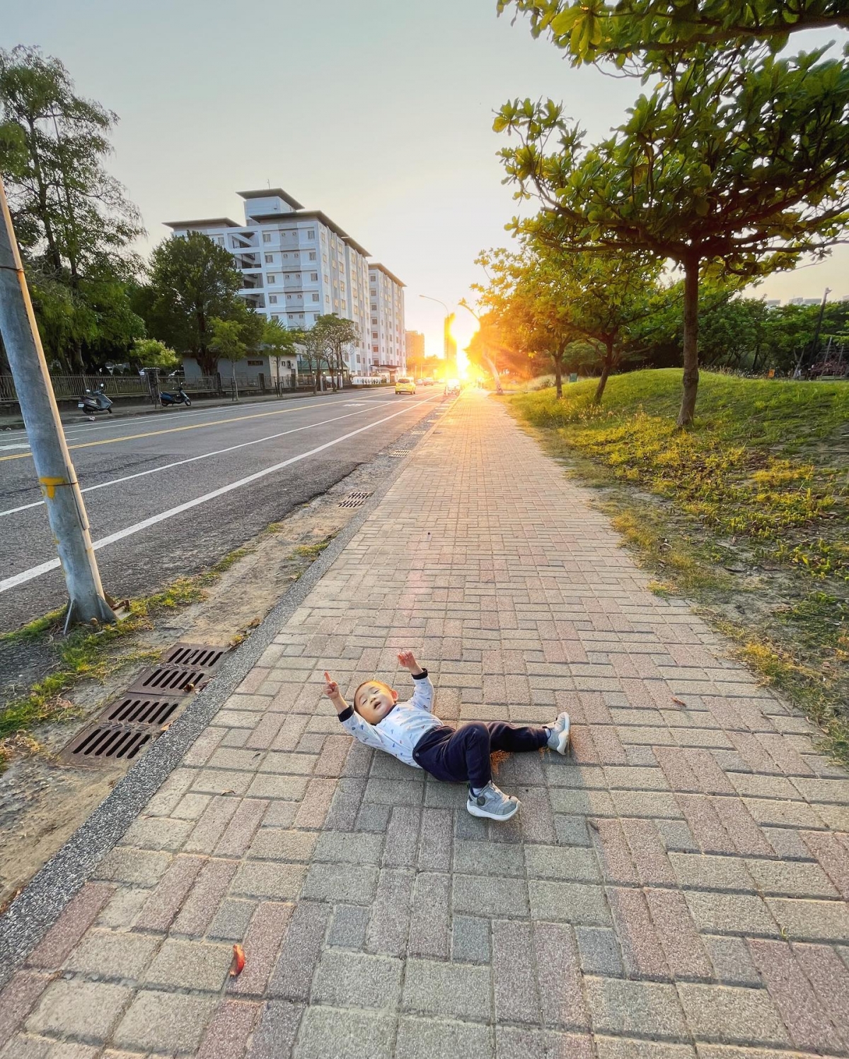 歐陽靖記錄兒子各種躺地照片