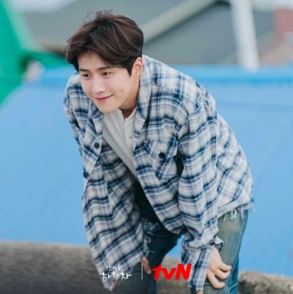 金宣虎去年憑藉《海岸村恰恰恰》人氣爆紅