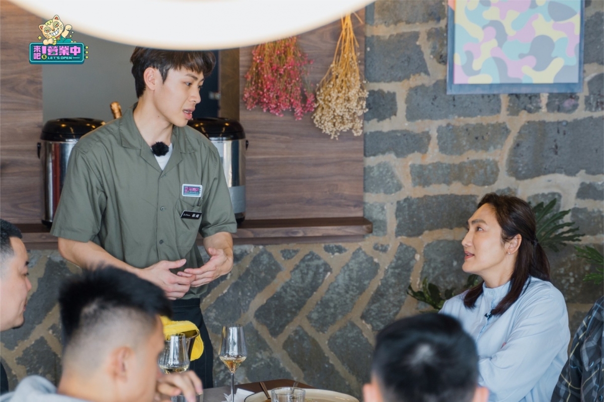 顏佑庭在《來吧!營業中》擔任工讀生一職
