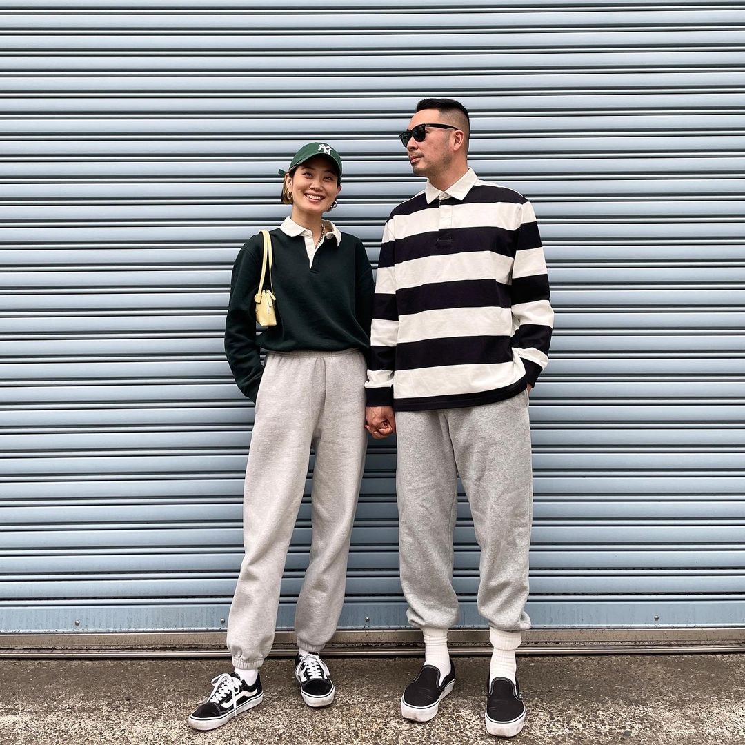 挑選「相同款式」的服飾並不代表要穿得一模一樣，可以是相同款式但不同顏色、花紋。