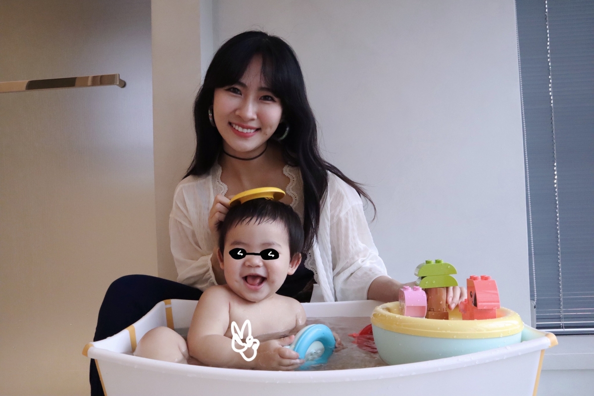 鄧福如幫小孩洗澡