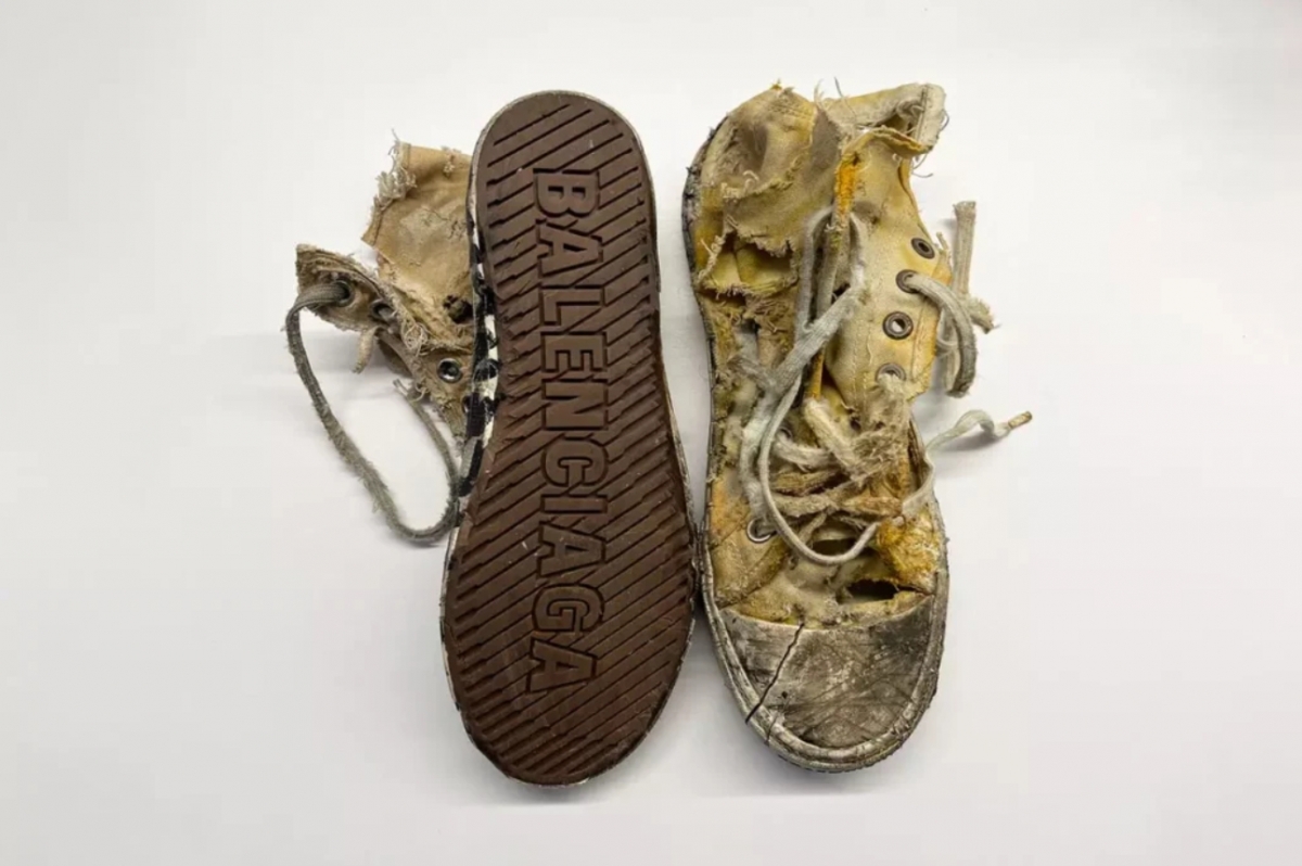 鞋身和鞋底幾乎快分家