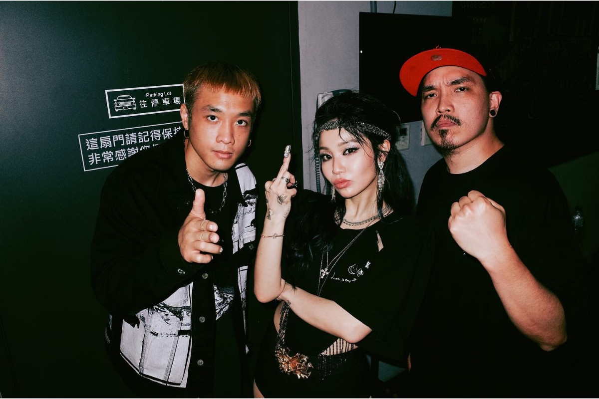 陳芳語與鼓手彥文(左)