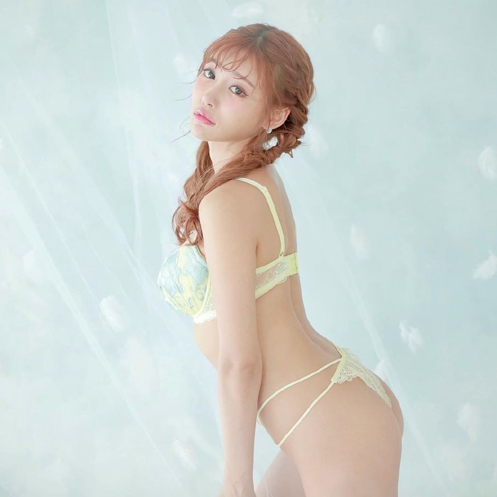明日花綺羅臉蛋美、身形也凹凸有致