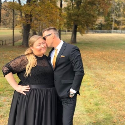 Rusty穿西裝與老婆拍恩愛照