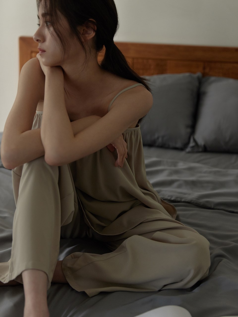 mouggan霧面柔滑細肩帶背心，NT$980_mouggan霧面柔滑鬆緊長褲，NT$1,080