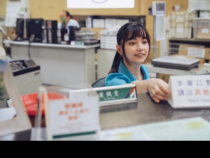 黑嘉嘉用嗲音出演郵局櫃台小姐