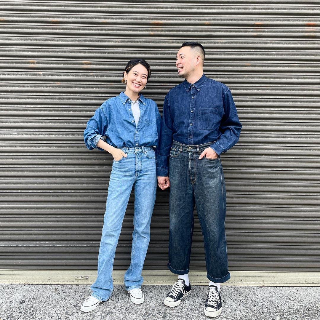 選擇「相同材質」的服飾，也能輕鬆創造兩人之間的連結性。