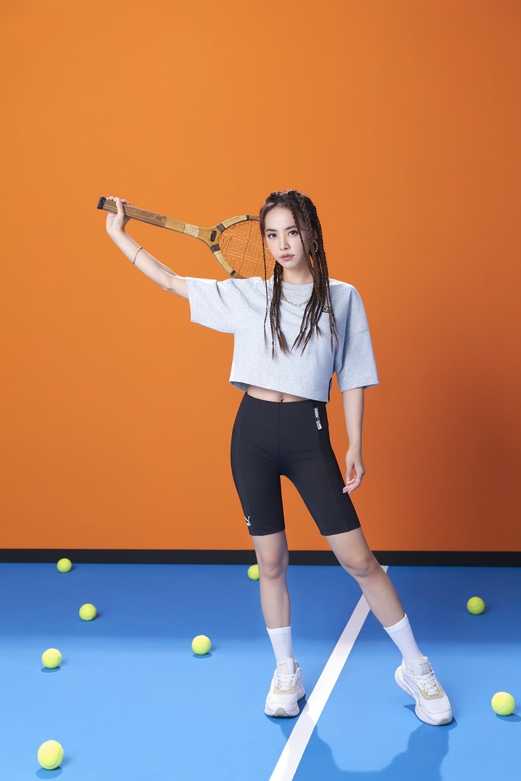 Puma Team 短袖 T 恤NT$980、流行系列 Puma Team 緊身短褲 NT$1,080、Wild Rider Unfold Infuse Wns NT$3,280、Fashion PUMA 半統襪 NT$160