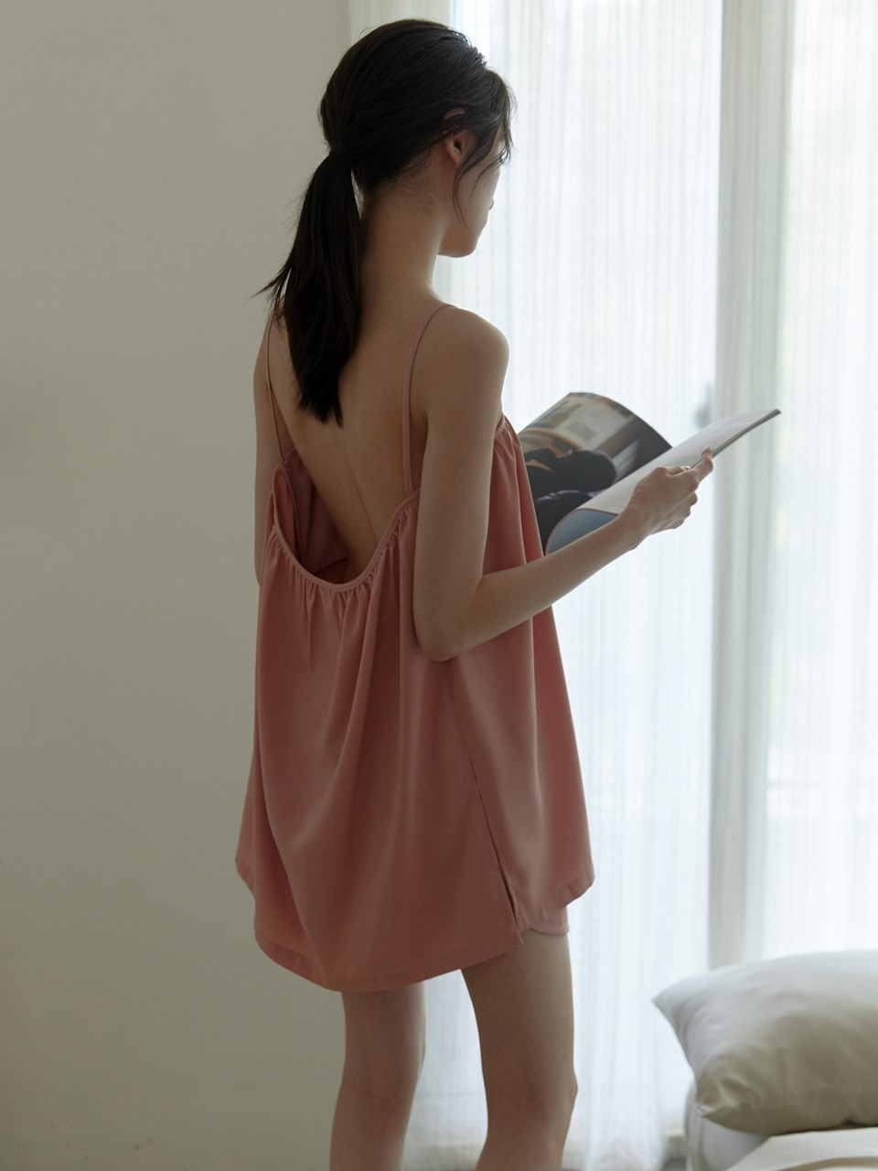 mouggan霧面柔滑細肩帶背心，NT$980