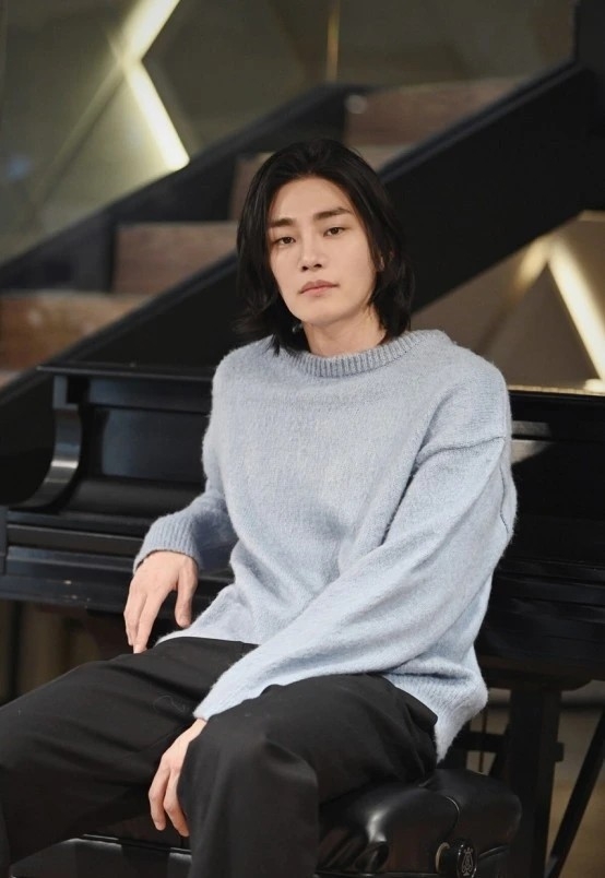 金宰永將在《月水金火木土》中飾演崔尚恩二、四、六的丈夫「姜海鎮」