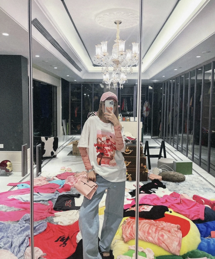 超大間的更衣室馬上引發網友討論