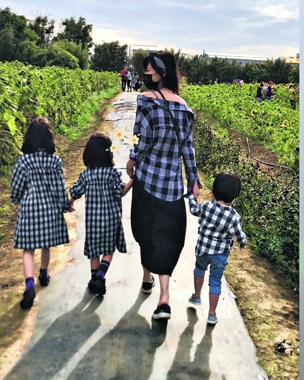 李靚蕾透露長期以來都是她一人在顧小孩