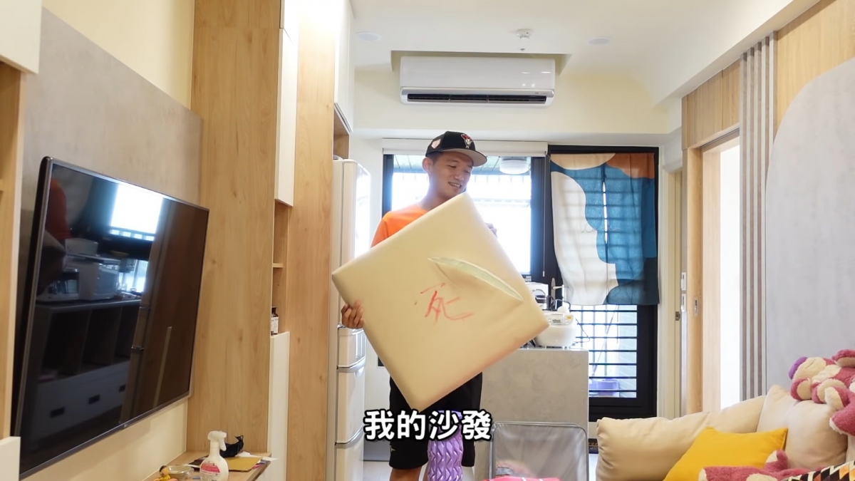 Josh的沙發也被寫上詛咒字眼