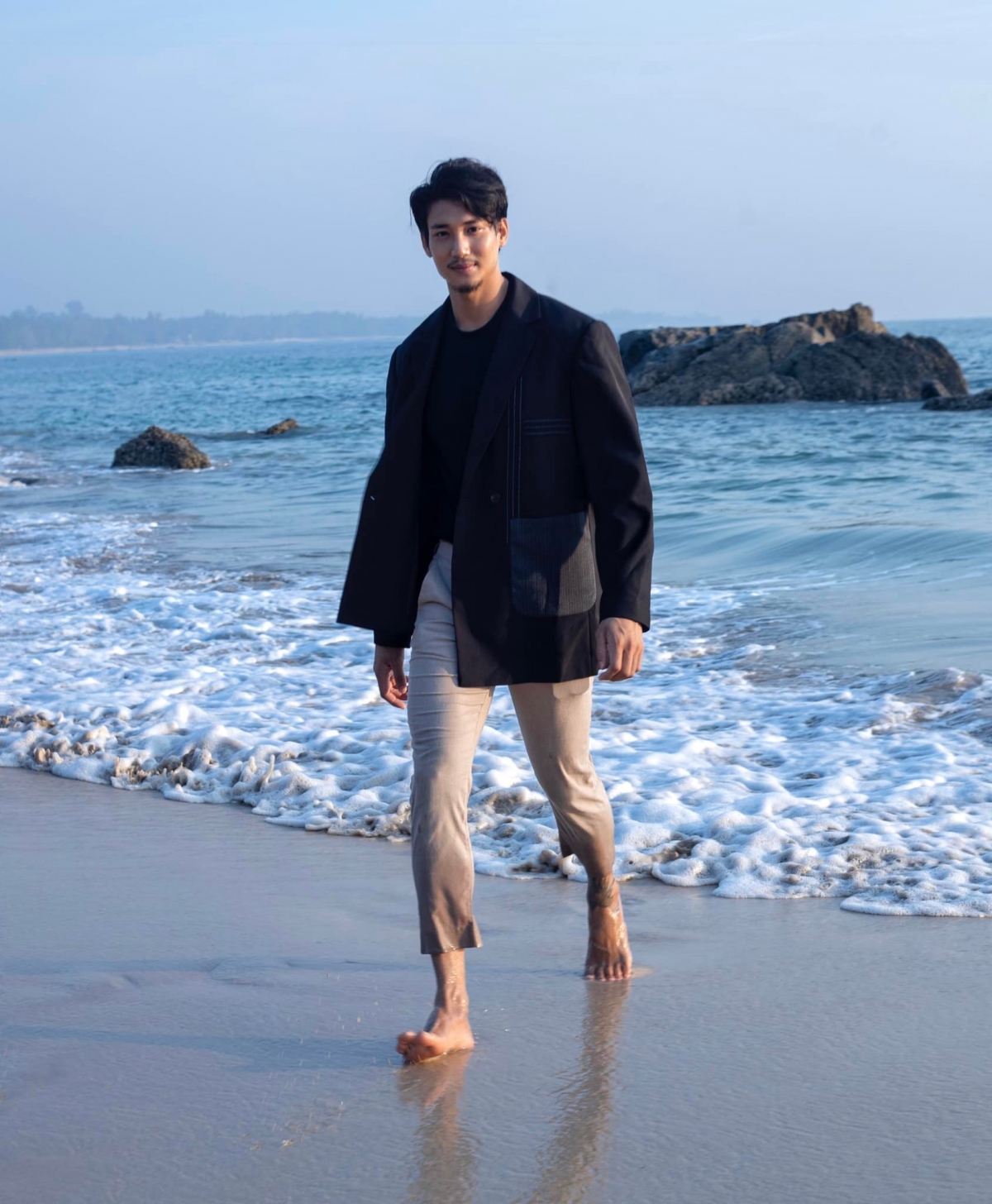 緬甸水行俠Paing Takhon喜歡在海邊拍照