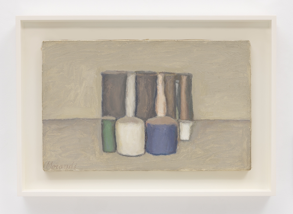 Giorgio Morandi, _ Natura morta (Still Life)_, 1959, Oil on Canvas, 25.5 x 40.5 cm. © Artists Rights Society (ARS), New York _ SIAE, Rome. Courtesy David Zwirner 喬治·莫蘭迪〈靜物〉,1959年,布面油畫,25.5 x 40.5 公分。