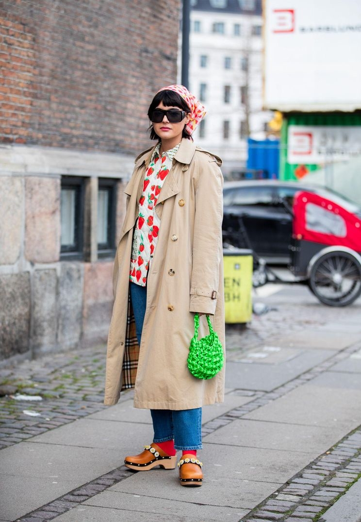 鉚釘裝飾的木底鞋是2022年再度回歸的大勢鞋款。