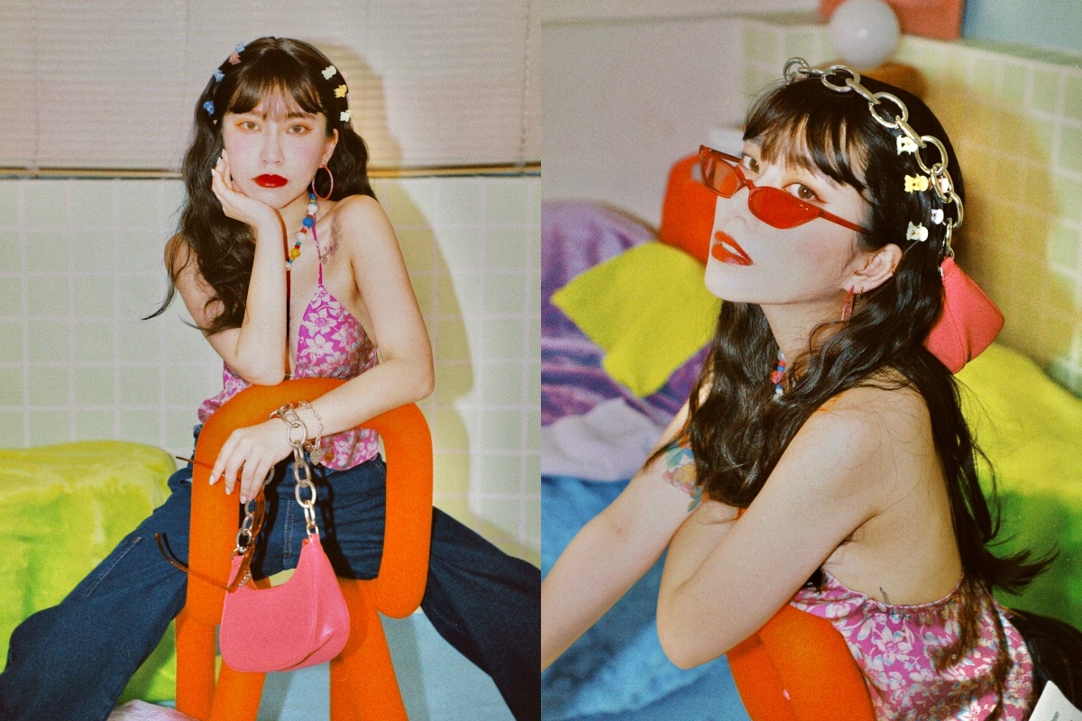鍊條腋下包、窄框貓眼墨鏡、串珠飾品、彩色蝴蝶小抓夾等，都會是 Y2K 的經典必備單品。
