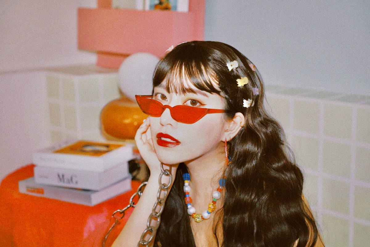 想要穿出千禧世代的 Y2K 風格，在服飾的選擇上要記得前衛大膽、繽紛搶眼。