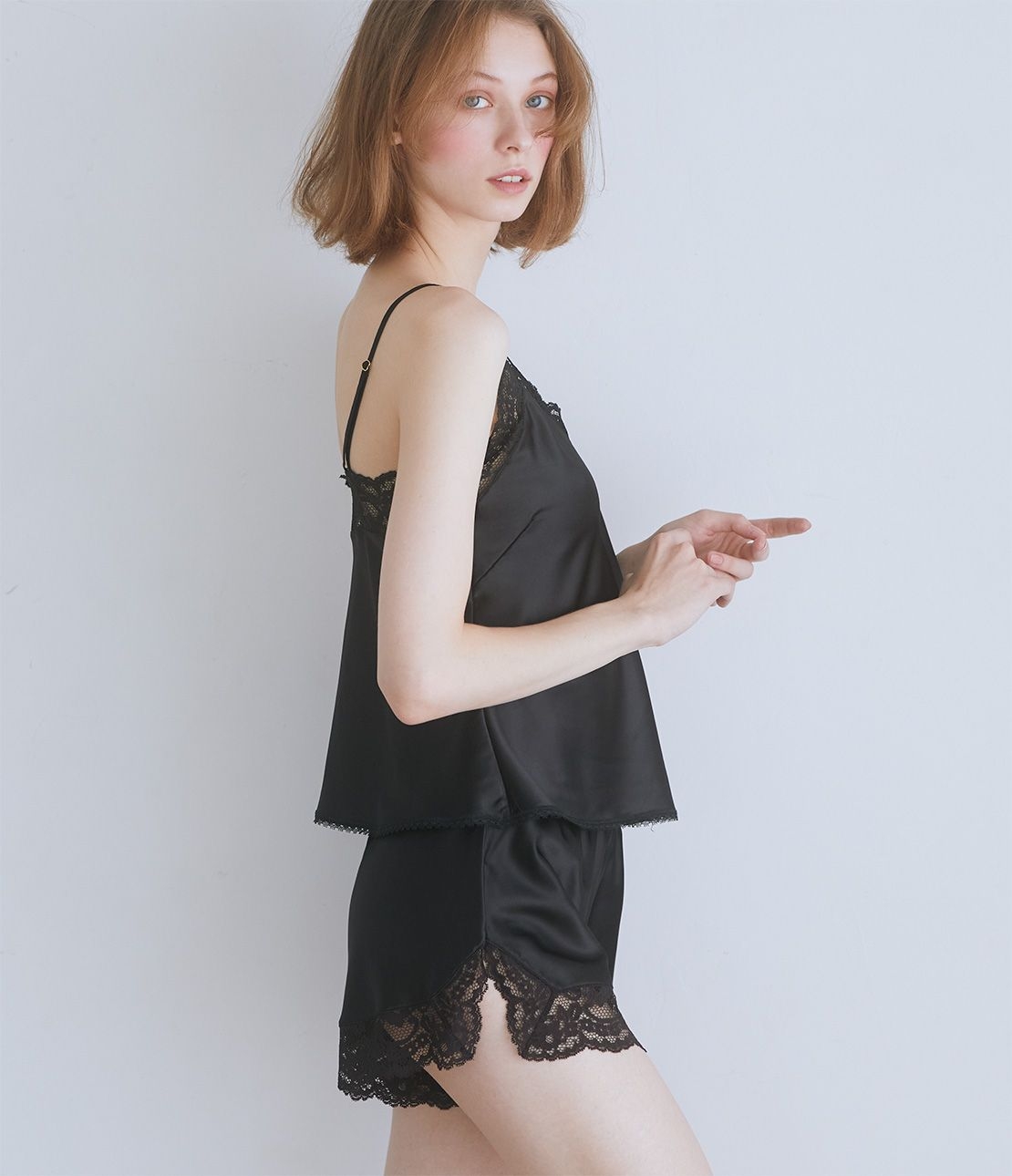 PEACH JOHN唯美詮釋蕾絲細肩帶睡衣，NT$890_唯美詮釋蕾絲睡褲， NT$790 