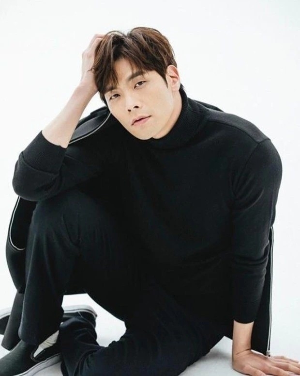 崔丹尼爾在《今日的網漫》飾演溫馨的上司「石智亨」