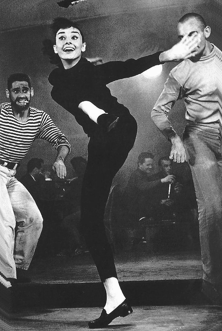 奧黛麗赫本在電影《甜姐兒》中以一襲黑色裝束驚艷全場。