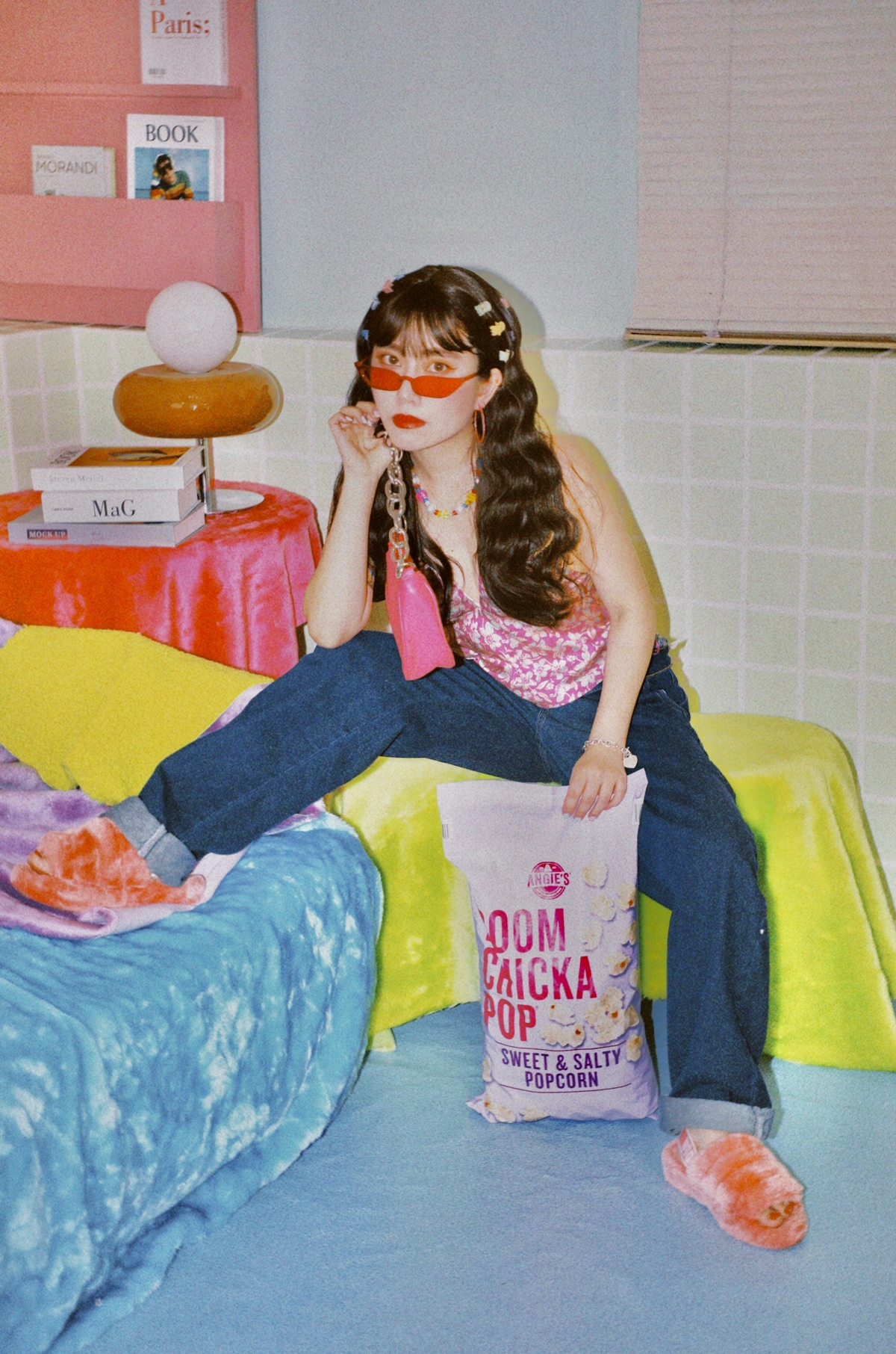 時尚編輯哈雷蜜第一套的 Y2K 穿搭以搶眼的粉色系為主，並搭配必備的腋下包及窄框墨鏡，創造出甜辣的千禧女孩 LOOK。