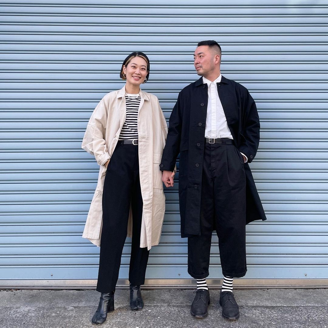 情侶間穿上相同款式的服裝，即便顏色及材質不同也非常具有「一體感」。