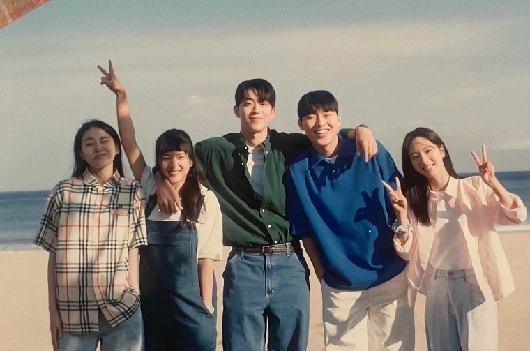 《二十五，二十一》主演群演技自然