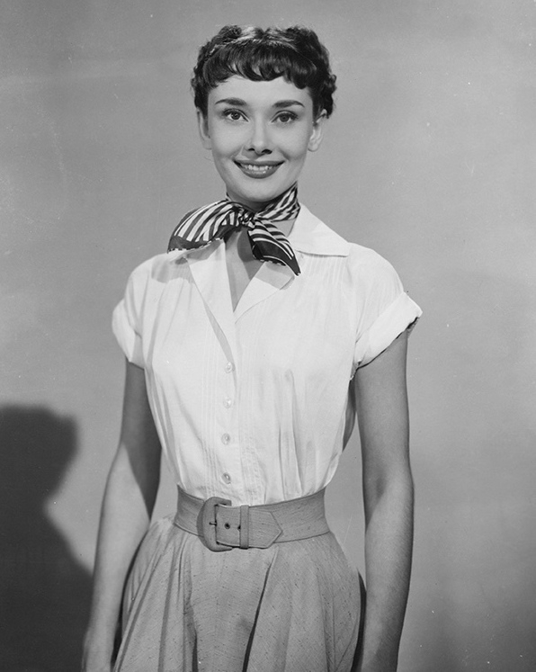 奧黛麗赫本於電影《羅馬假期》中，穿著一條高腰大圓裙，上面繫著寬版腰帶。