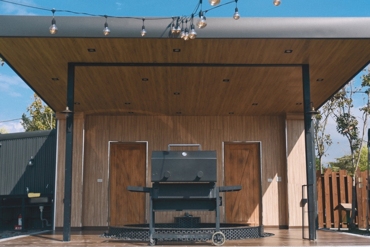 獨立烤肉台+溫泉池區