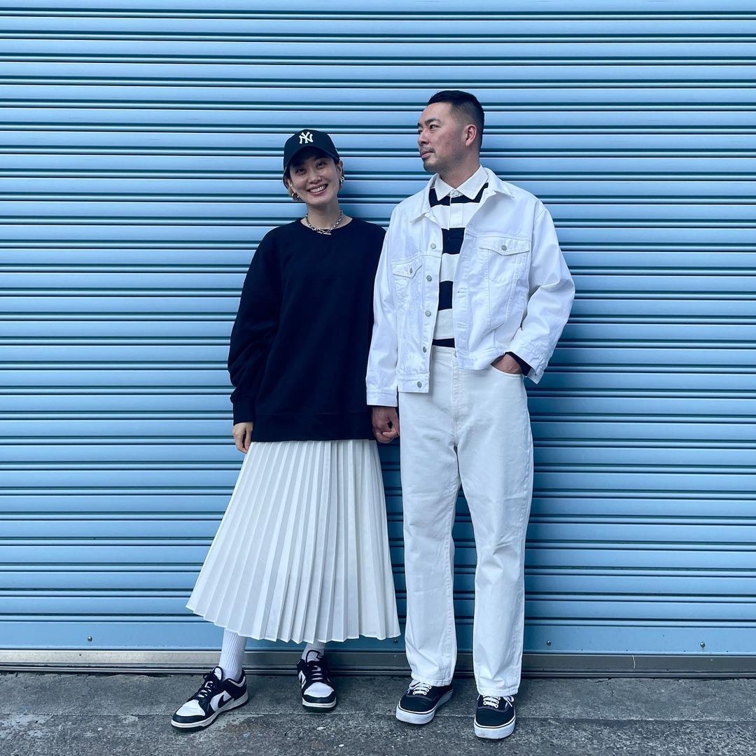 情侶裝搭配的最簡單原則就是要選擇「同色系」的服飾。