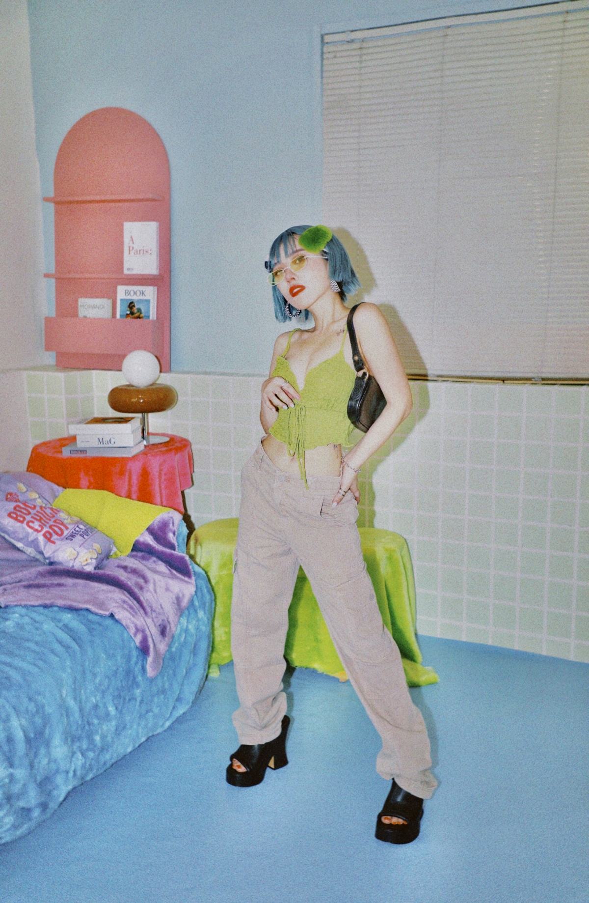 時尚編輯哈雷蜜的第二套 Y2K 穿搭示範以綠色系為主，同樣搭配不可或缺的低腰褲款、厚底鞋及腋下包。