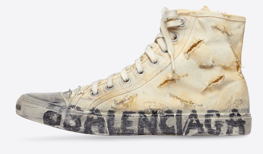 底部有大大的巴黎世家LOGO