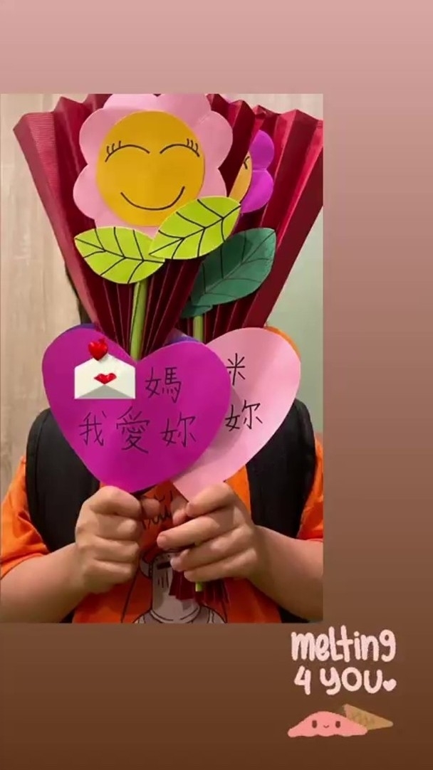 李靚蕾曬出孩子手作的母親節卡片