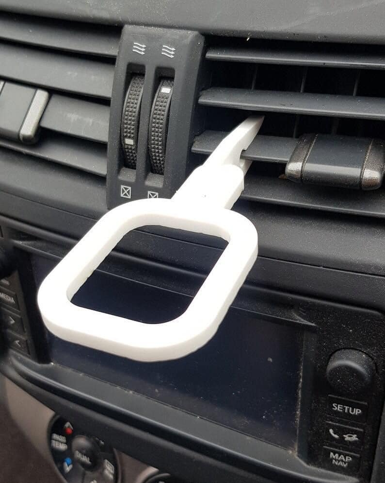 只要輕輕一扣上，醬料架就完成了