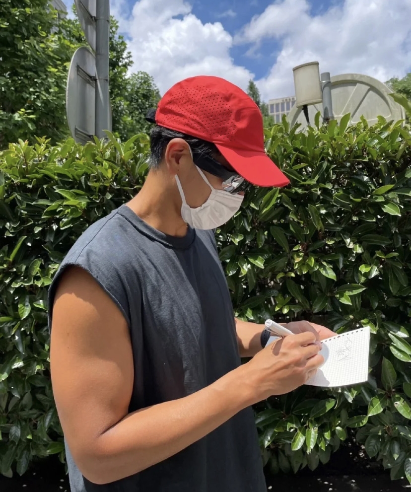 彭于晏幫粉絲簽名