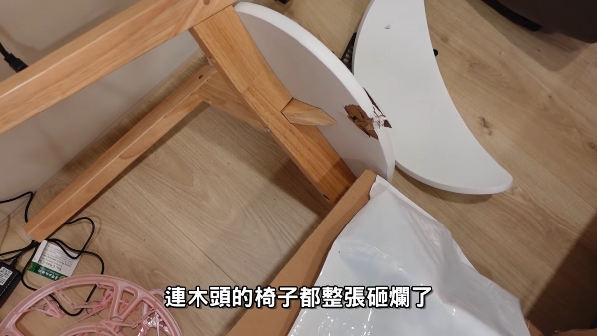Amber把木椅整個砸爛