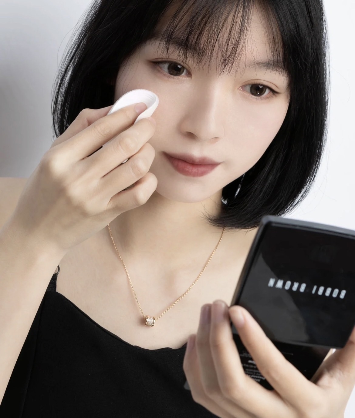 正確粉餅用法4：粉撲對折使用、細節遮瑕