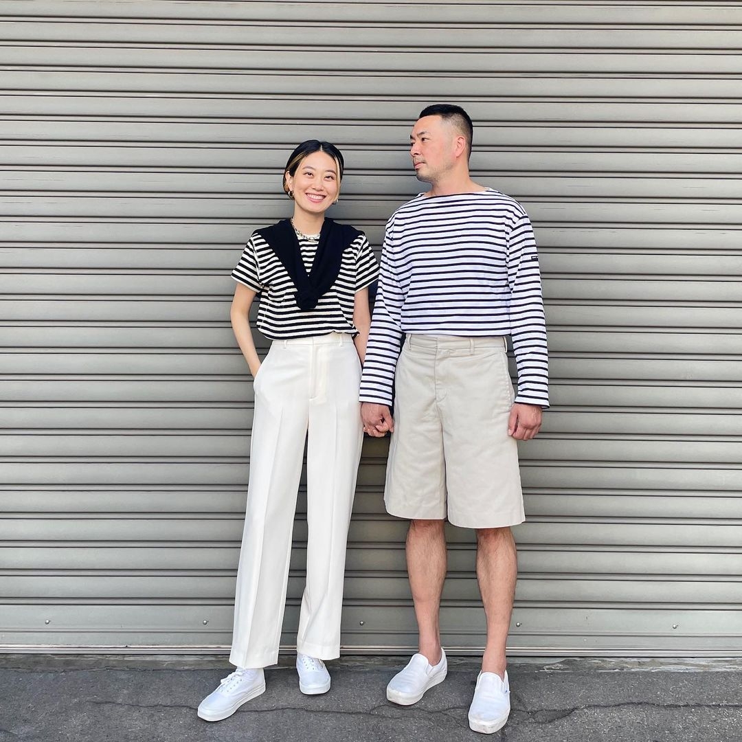 除了同色系外，也可利用相同花紋的服飾來搭配出協調性。